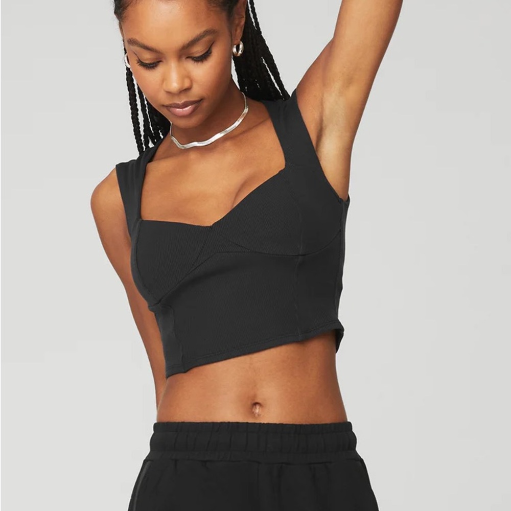 ALO ribbed sweetheart short sleeve top in black